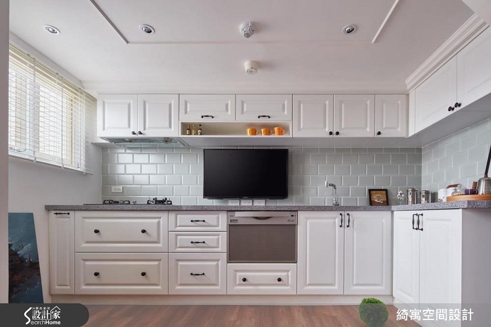 利用 L 型設計靈活運用空間機能，同時在壁面上掛置電視，擺上沙發，搖身一變，化身客、餐、廚多功能空間。>>看完整圖庫